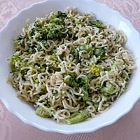 Sałatka z makaronem i brokułem Gumci