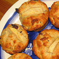 Pełnoziarniste drożdżóweczki z jabłkiem i śliwkami