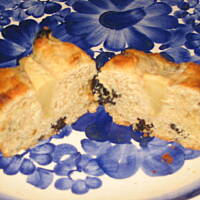 Pełnoziarniste drożdżóweczki z jabłkiem i śliwkami