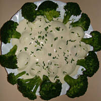 Jajka w sosie czosnkowym z brokulami