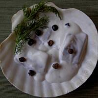 Sledzie w smietanie z ginem, sherry i jalowcem