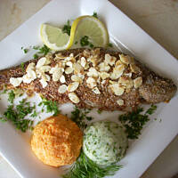 Chrupiący pstrąg z migdałami