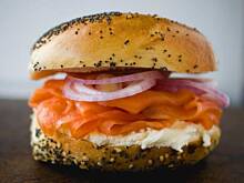 Fot. CookBook, Lox Bagel (bajgiel z łososiem)