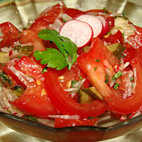 Sałatka z pomidorów, rzodkiewki i ogórka małosolnego