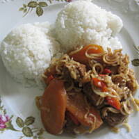 Gulasz z makaronem chińskim