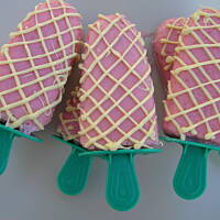 Zdrowe truskawkowe lody na patyku w polewie