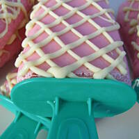 Zdrowe truskawkowe lody na patyku w polewie