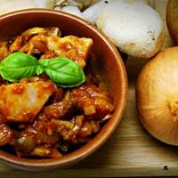 Śledzie z pieczarkami i cebulką