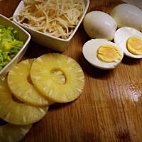 Sałatka z selerem i ananasem