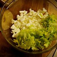 Sałatka z selerem i ananasem