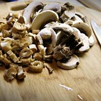 Zapiekany kurczak z pieczarkami i porem