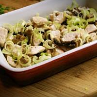 Zapiekany kurczak z pieczarkami i porem