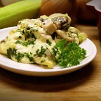 Zapiekany kurczak z pieczarkami i porem