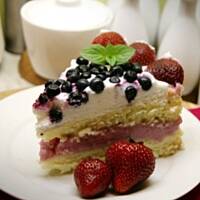 Biszkopt z masą jogurtową i owocami