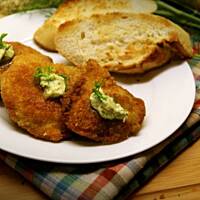 Boczniaki panierowane z grzankami i ziołowym masłem