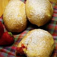 Drożdżówki z serem i truskawkami