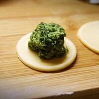 Pierożki drożdżowe z ricottą i szpinakiem