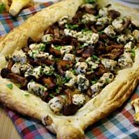 Tarta na cieście francuskim z kurkami