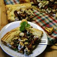 Tarta na cieście francuskim z kurkami