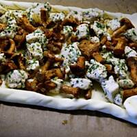 Tarta na cieście francuskim z kurkami