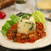 Kuskus w sosie pomidorowym z owocami kaparów