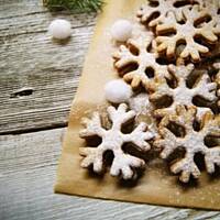 Korzenne śnieżynki z powidłami