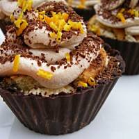 Deser w czekoladowych miskach