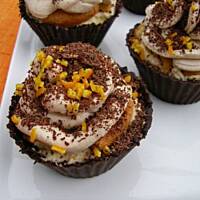 Deser w czekoladowych miskach