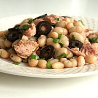 Sałatka z białą fasolką i tuńczykiem