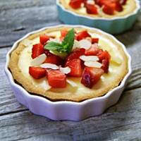 Tartaletki z białą czekoladą, truskawkami i migdałami