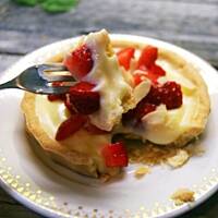 Tartaletki z białą czekoladą, truskawkami i migdałami