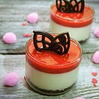 Serniczki na zimno z sosem truskawkowym