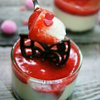 Serniczki na zimno z sosem truskawkowym