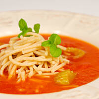 Zupa pomidorowa ze zdrowymi dodatkami