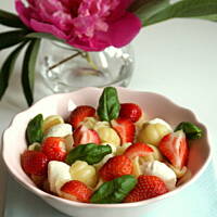 Sałatka z makaronem, mozzarellą i truskawkami