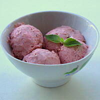 Pyszne lody truskawkowe