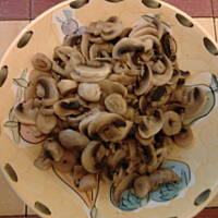 Szybkie marynowane pieczarki do sałatek