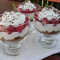 Jogurtowy deser z malinami