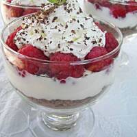 Jogurtowy deser z malinami