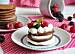 Fot. MIENTA, Kakaowe pancakes z serkiem, śmietaną i malinami