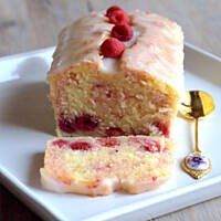 Pachnąca malinami babka malinowa na kefirze